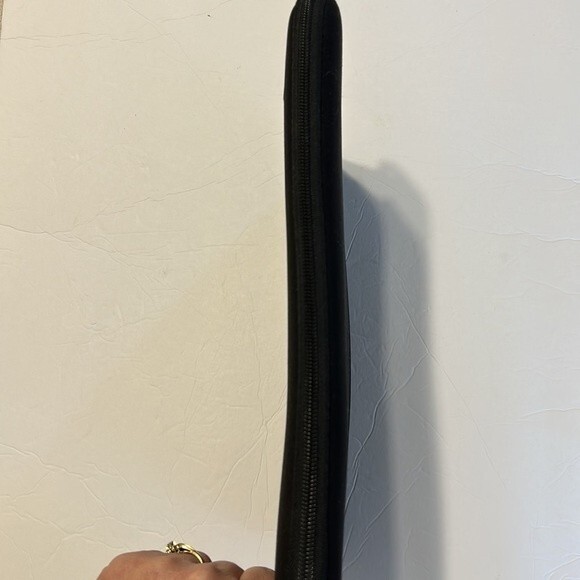 AMAZON BASICS Black Laptop Sleeve Case Top Loading Zip Up Slim Design Neoprene - Picture 4 of 7